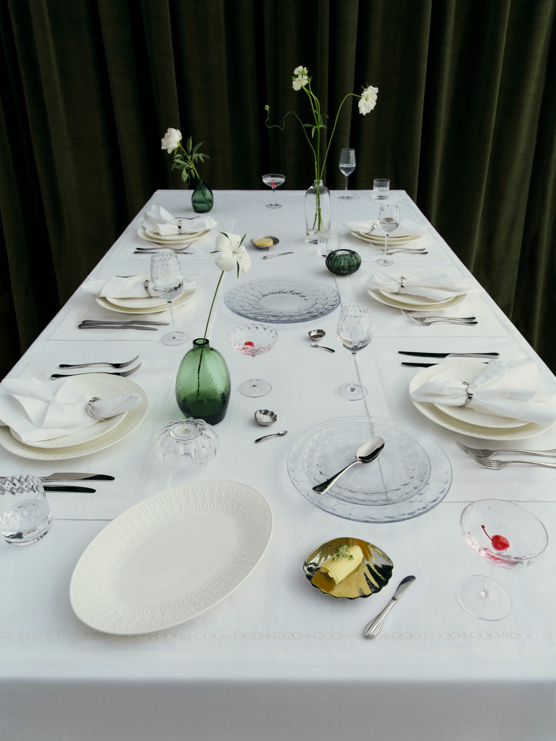 Westwing x Victoria Beckham on a table with white tablecloth and plates
