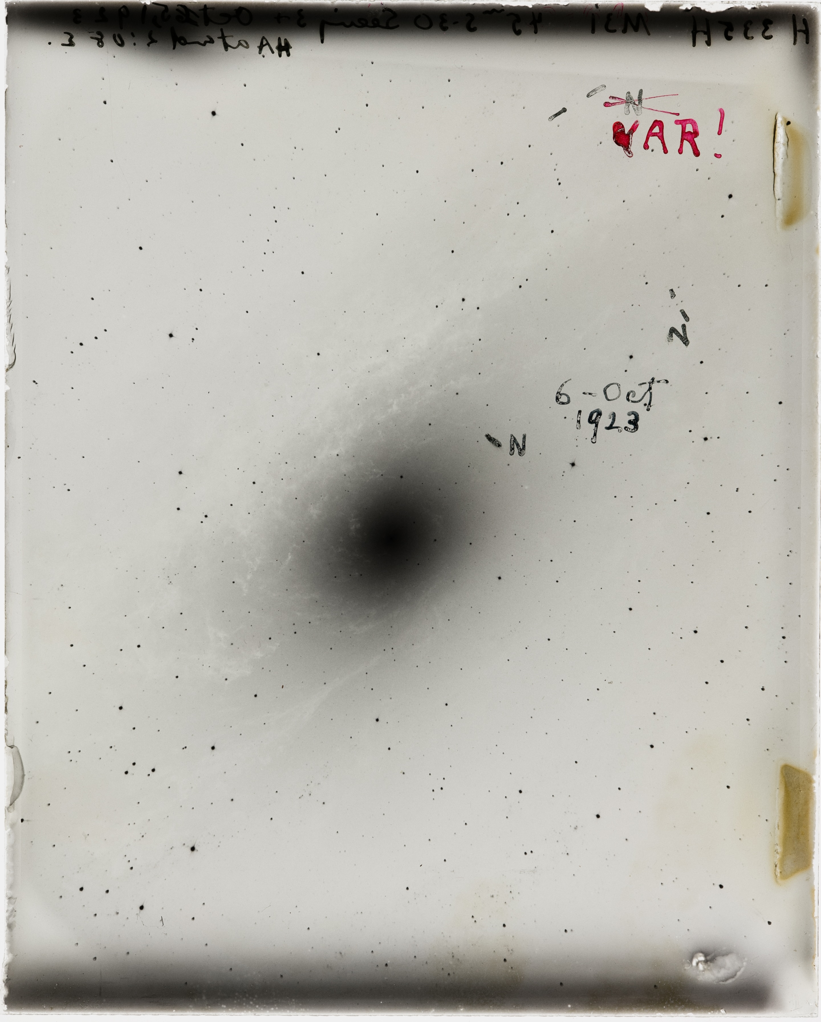 A photo of a clear plate with a blurry black circle in the middle, with the handwritten label &quot;VAR!&quot; in the upper right
