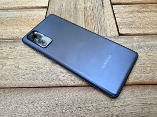 Samsung Galaxy S20 FE vs iPhone 12