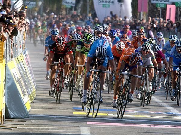 A tight sprint: Alessandro Petacchi (Team Milram) (l) battled Oscar Freire (Rabobank) (r) to take stage four of the Tirreno-Adriatico.