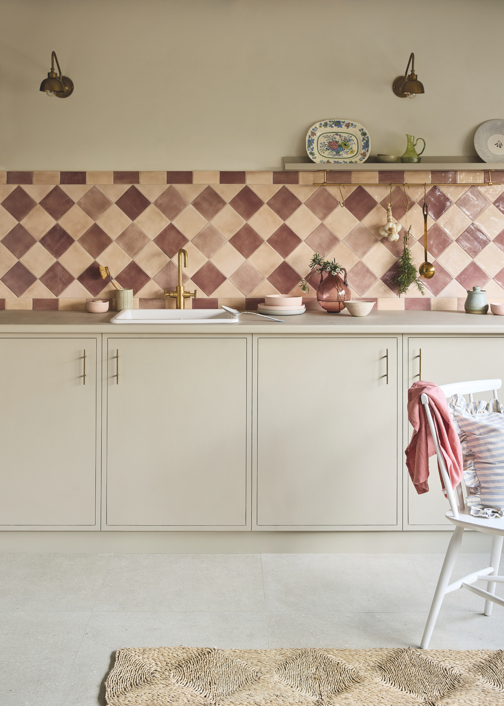 a pink diamond tile splashback in a grey kitchen