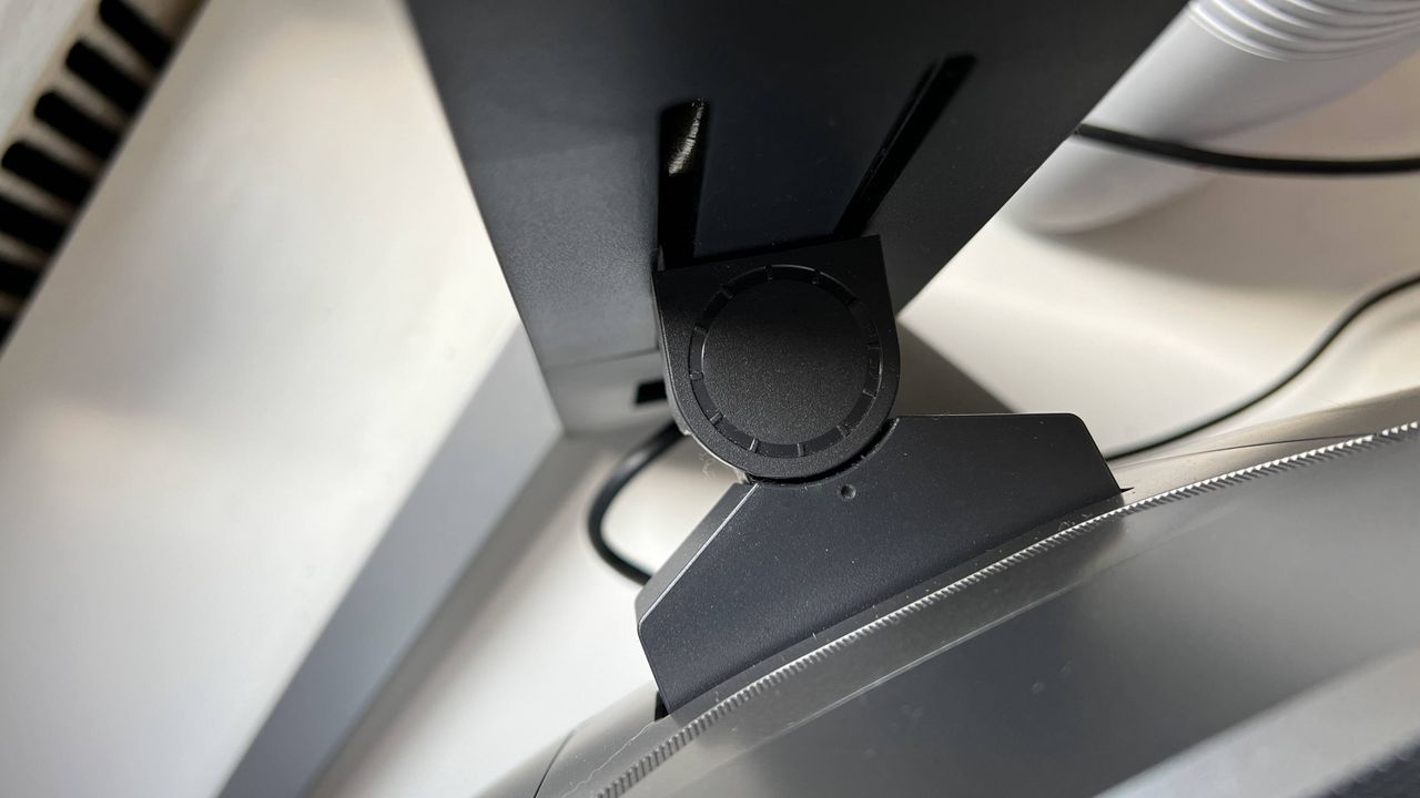 The pivot hinge of the BenQ ER3410R