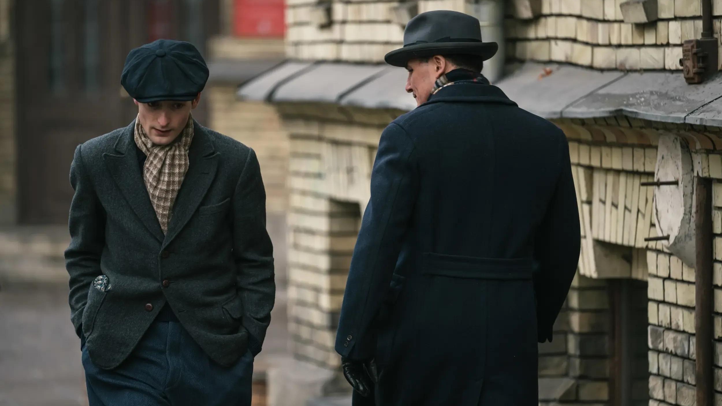 Gunnar kigger ned ad bakken, da han går forbi en mand på gaden i Netflix-filmen Nr. 24.