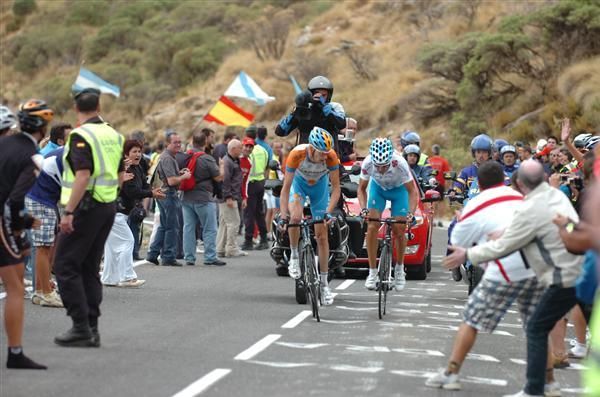 Ryder Hesjedal (Garmin) and David Garcia (Xacobeo) approach the Velefique finish line