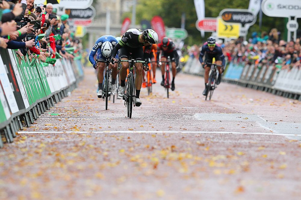 Edvald Boasson Hagen holds off the peloton to win stage 8 in Britain