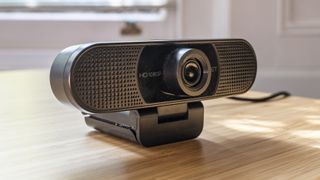 eMeet c960, one of the best budget webcams, placed on a desk