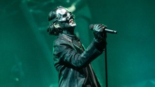 Papa V Perpetua on stage