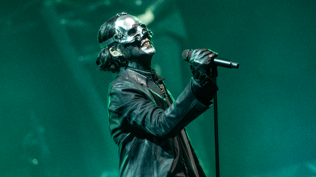 Papa V Perpetua on stage