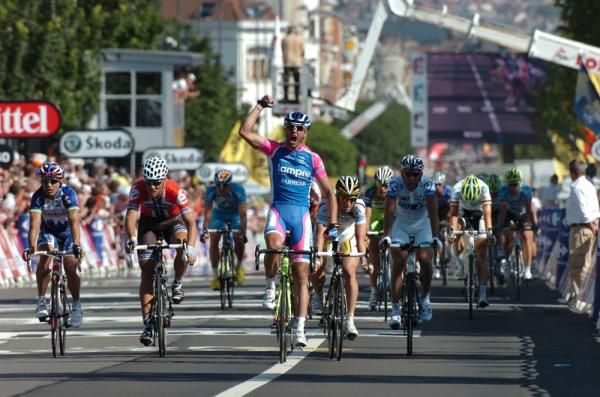 Alessandro Petacchi (Lampre-Farnese Vini) emerges from the shadows
