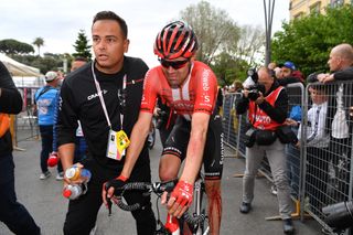 Tom Dumoulin finishes stage 4 after crashing at the Giro d'Italia