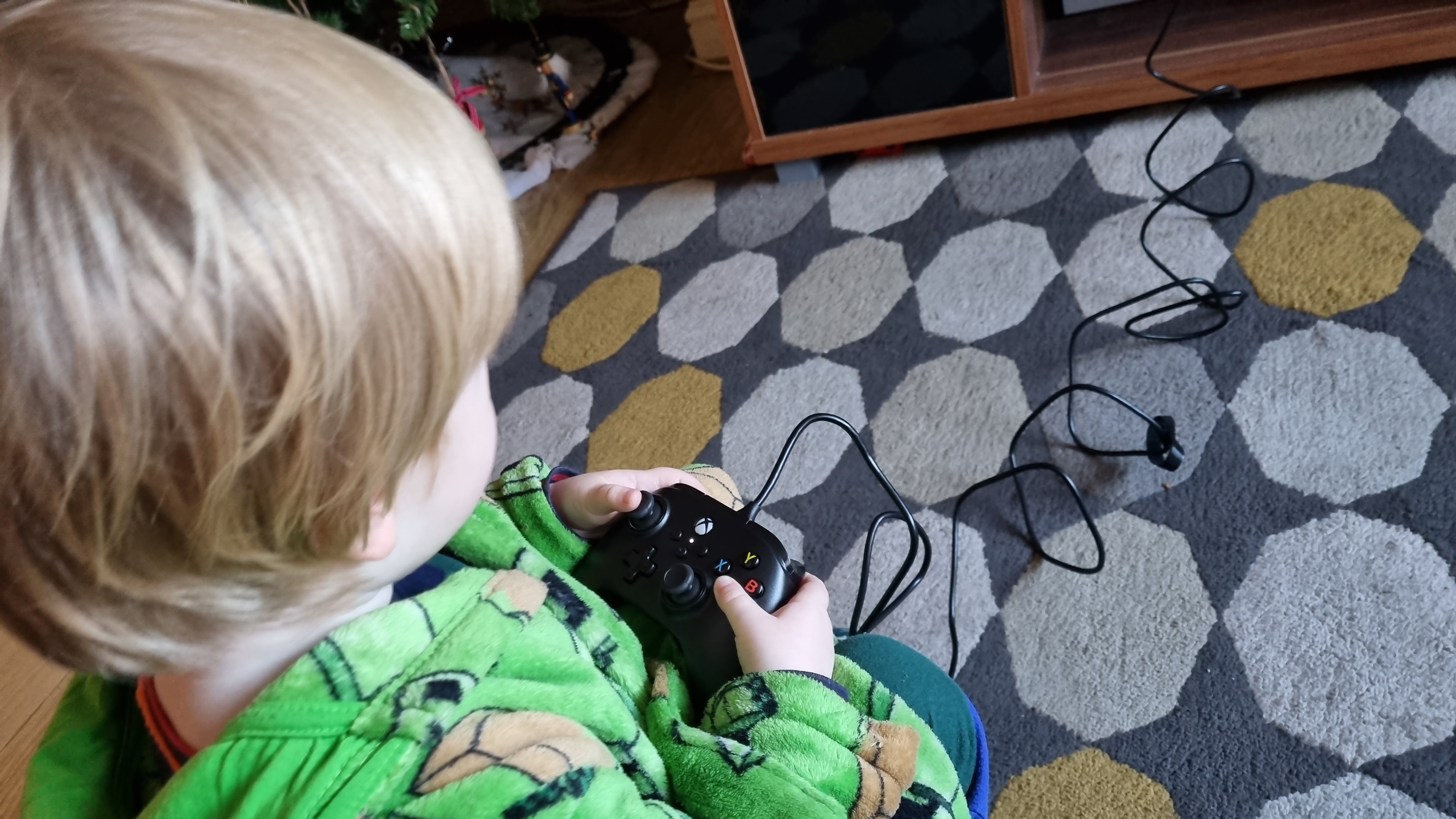 Niño jugando con PowerA Nano Controller