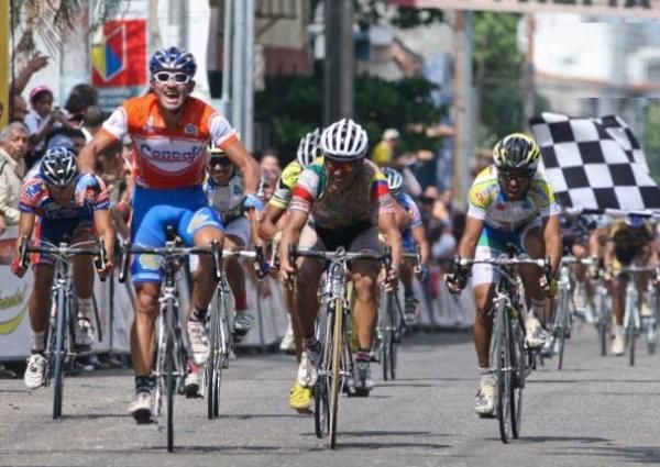 Arthur Garcia (Kino Tachira) wins stage 6 in San Antonio del Tachira.