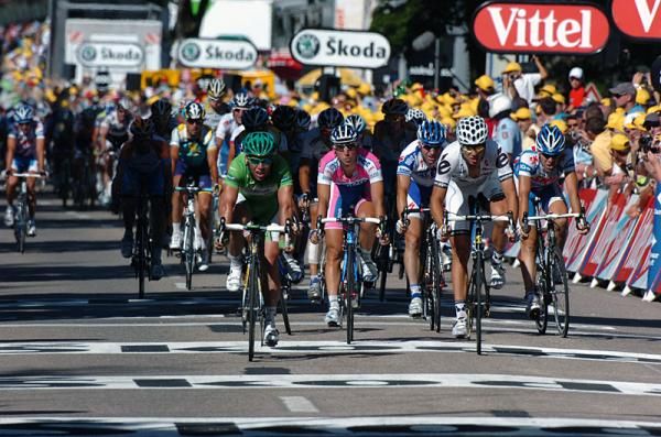Green jersey Mark Cavendish (Team Columbia-HTC) outsprinted Thor Hushovd (Cerv&eacute;lo TestTeam) for eighth place.
