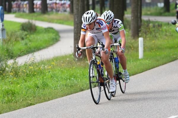 Esra Tromp (Batavus) and Amy Pieters (Meridia/Gauss) broke away and spent 60km in front of the chasing bunch.