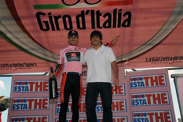Spain's Giro leader David Arroyo (Caisse d'Epargne) and F1 driver Fernando Alonso on the podium.