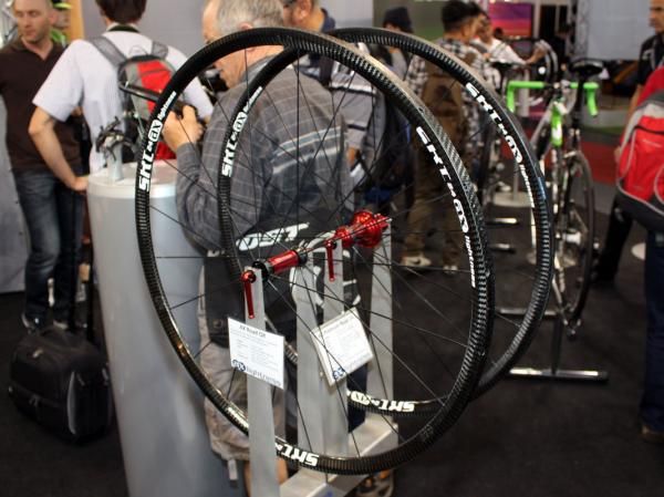 Carbon fiber reinforces the flanges on the Tune front hubs.