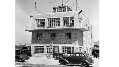 Heathrow airport control tower, 1948 © Popperfoto via Getty Images