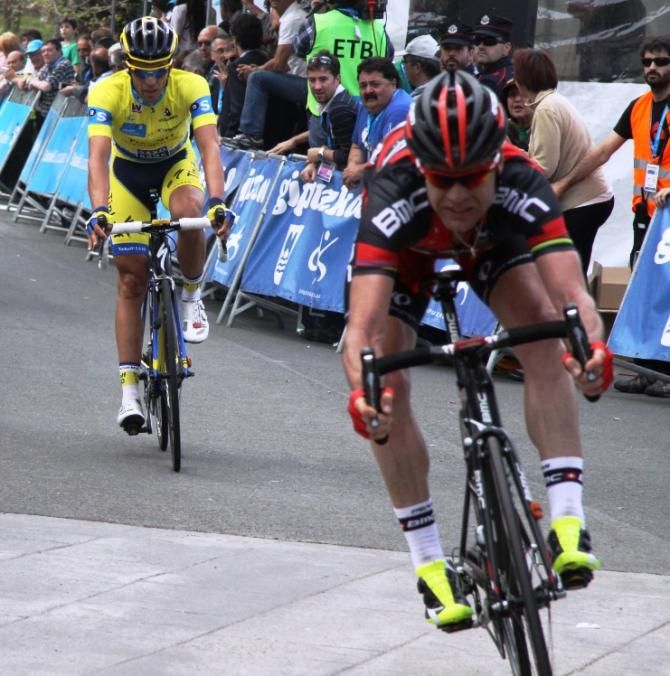 Cadel Evans and Alberto Contador finish up stage 4