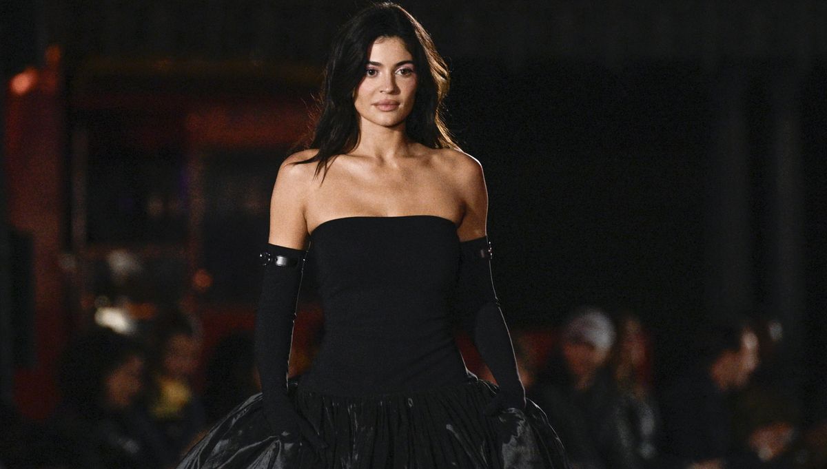 Kylie Jenner Looks Like an Evil Princess on Coperni’s Disneyland Paris Runway