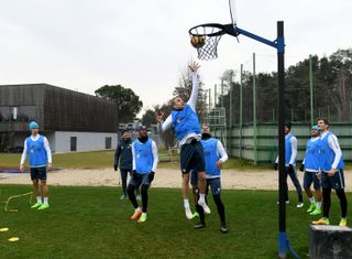 Rodrigo Palacio playing basketball at Inter training in 2017.
