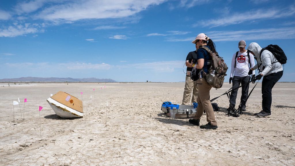 Los miembros del equipo de recuperación se entrenan para recuperar la cápsula de retorno OSIRIS-REx de la NASA en el campo de entrenamiento y pruebas de Utah del Departamento de Defensa.