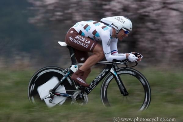 Jean-Christophe Peraud (AG2R La Mondiale) is low on the bike