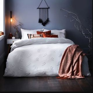 White halloween bedding with ghosts on on be with orange throw and cushions 