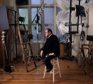 Photographer Arnold Newman poses for a photo on June 01, 1992 in his New York City studio. (Photo by Joe McNally/Getty Images)