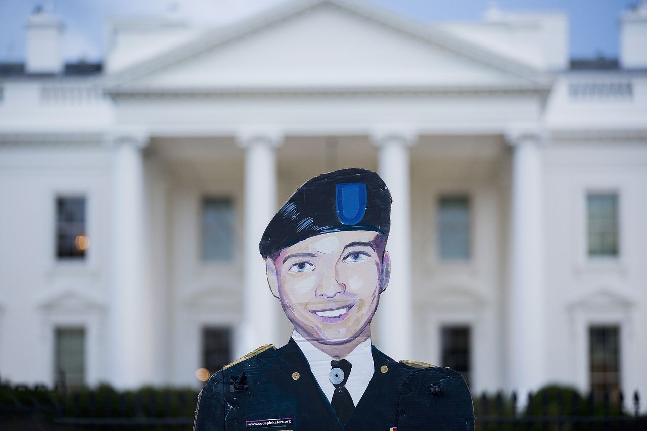 A poster of Chelsea Manning&amp;#039;s face in front of the White House