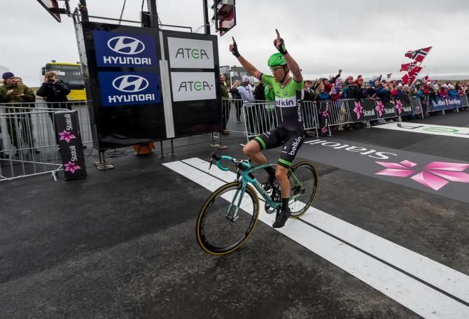 Another angle of Lars Petter Nordhaug (Belkin) winning stage 1