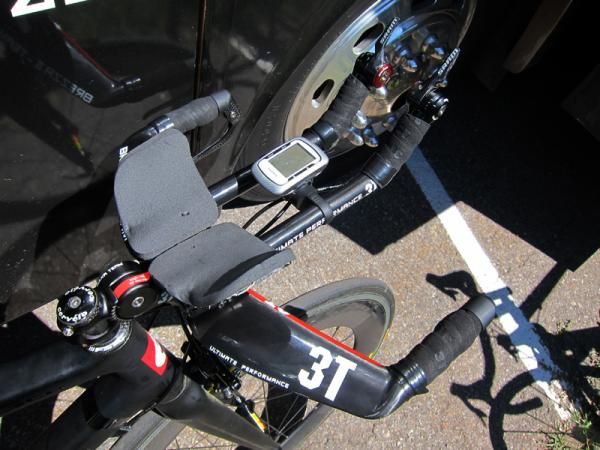 Christian Vande Velde (Garmin-Cerv&eacute;lo) uses a very narrow armrest pad setup.