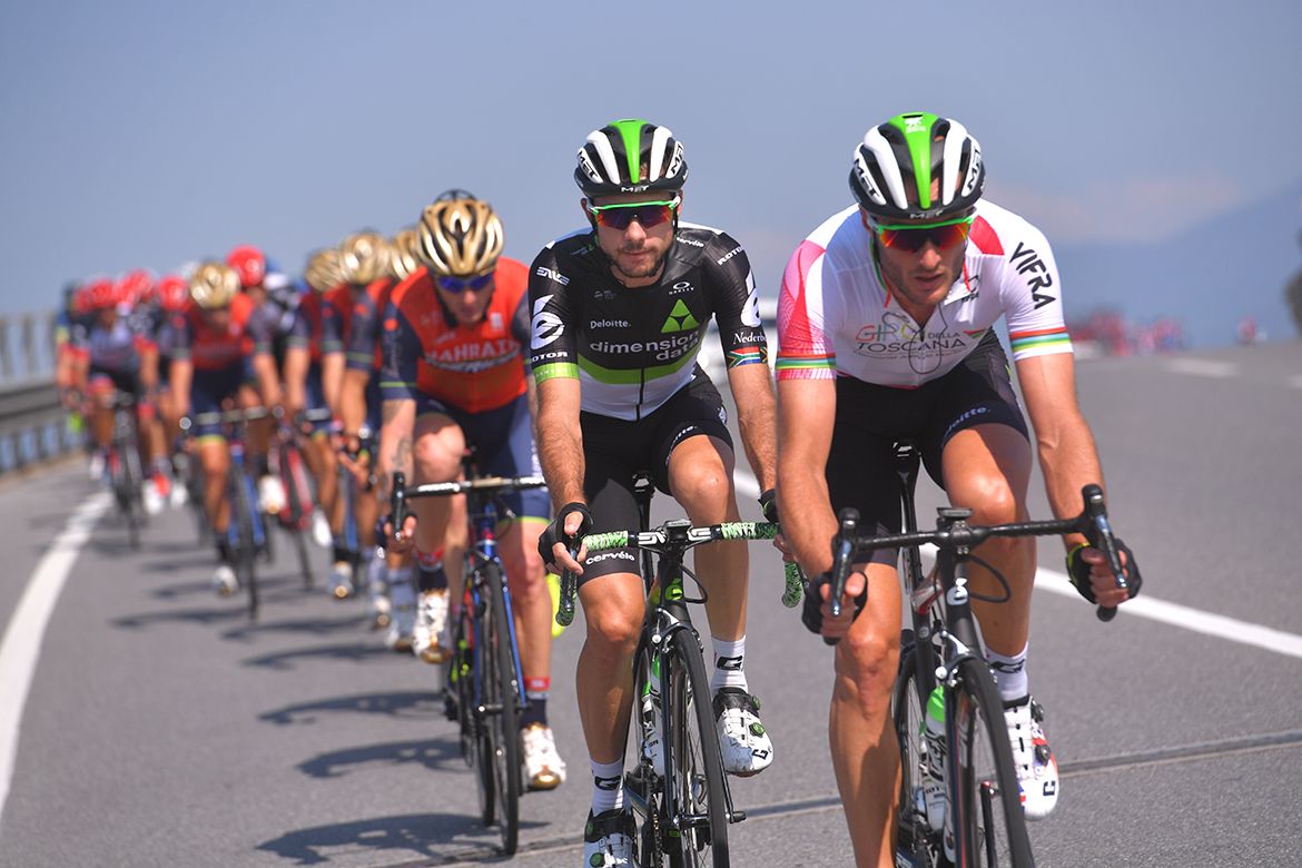 Steve Cummings towards the front of the peloton