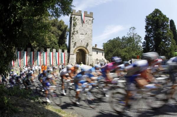 The peloton on stage 6 of the Giro d'Italia
