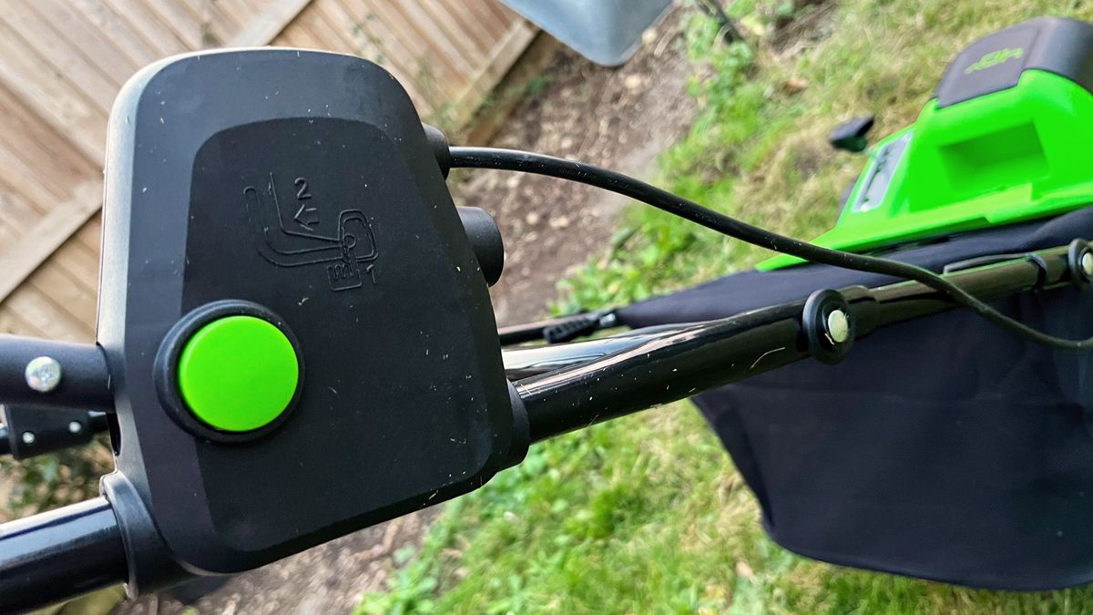 Greenworks 40V 14in Cordless Dethatcher / Scarifier being tested in writer's home