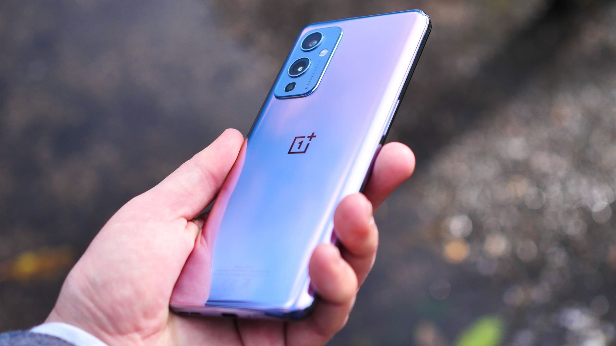 Holding the OnePlus 9