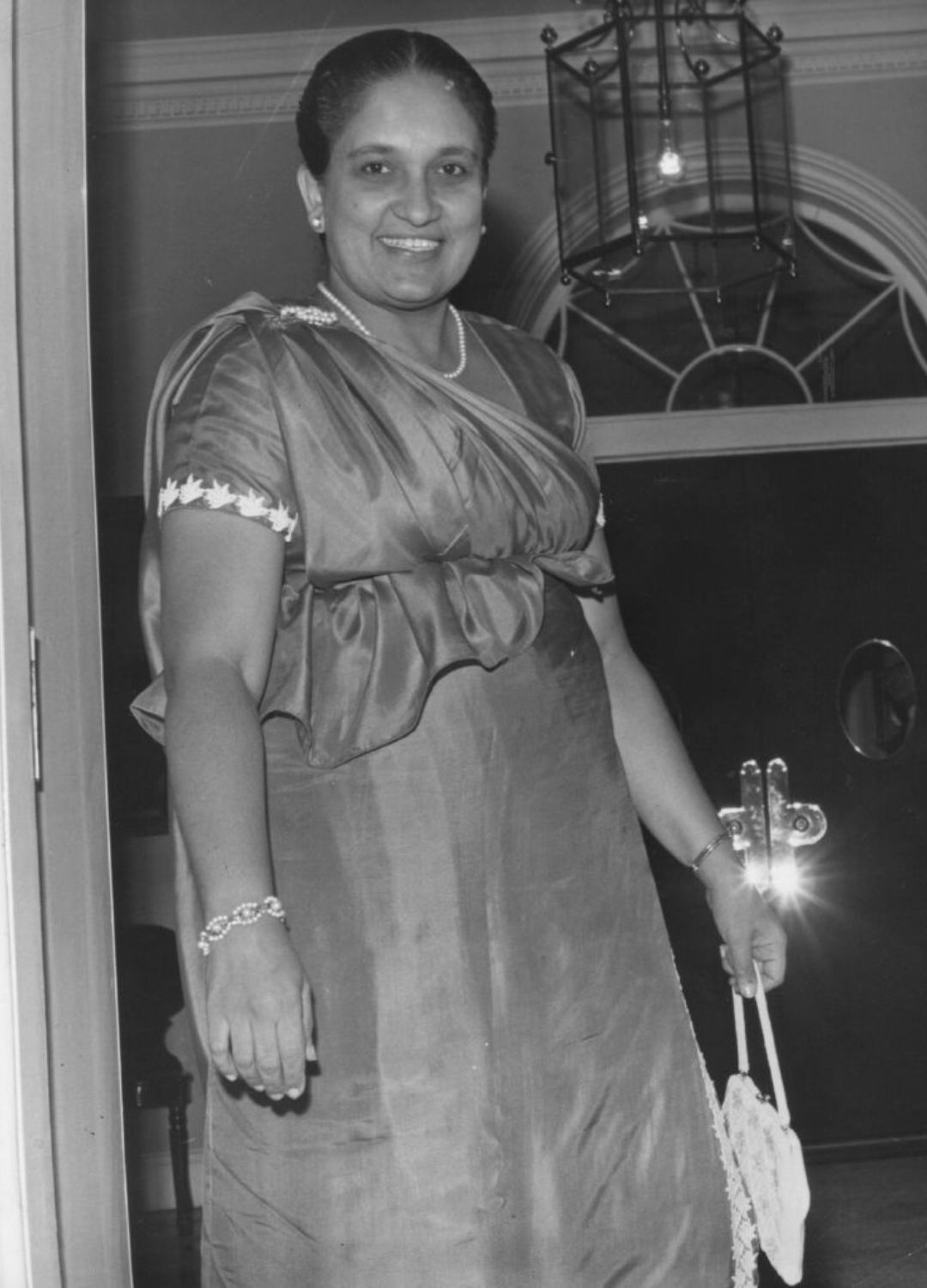 A black and white photo of Sirimavo Bandaranaike arriving at 10 Downing Street