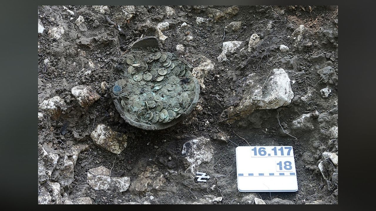 The coin pot contains 1,290 Roman coins.