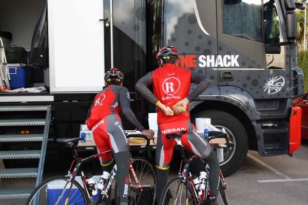 Fumiyuki Beppu and Geoffroy Lequatre fill their pockets before the training ride.