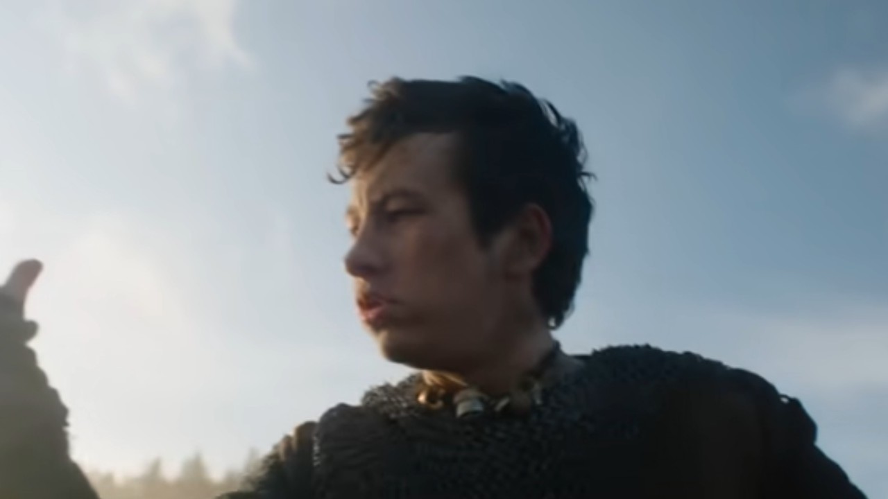Barry Keoghan blaast in zijn hand in The Green Knight