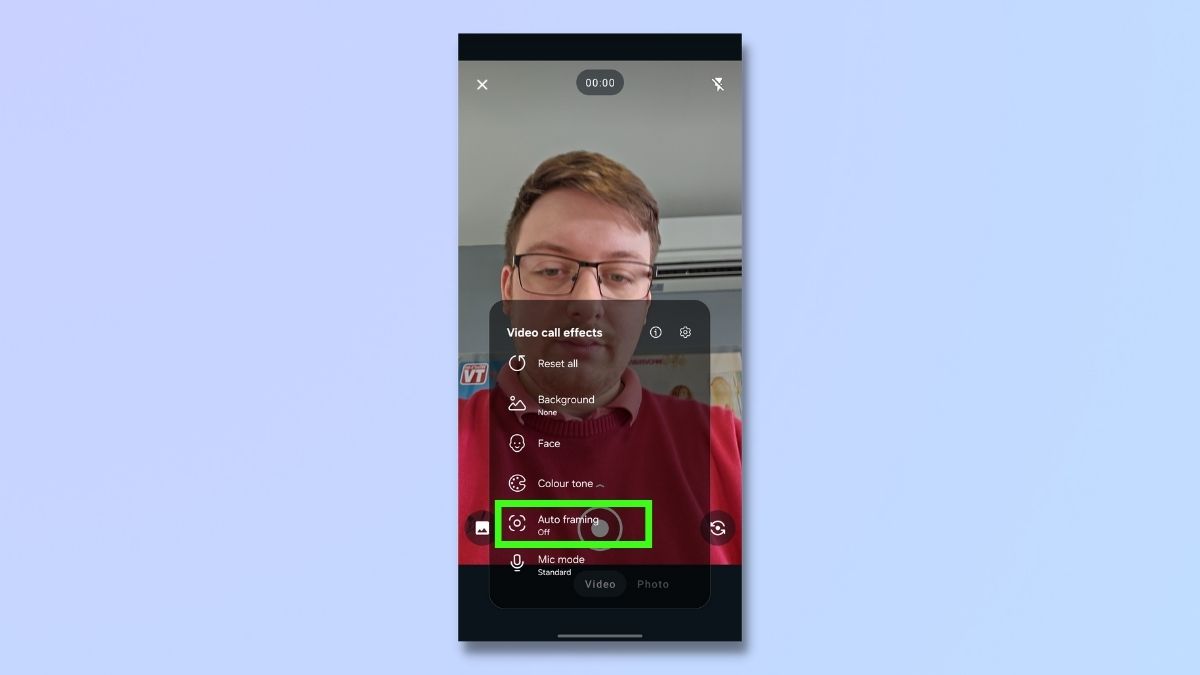 Снимок экрана, показывающий шаги по включению автоматического кадрирования на телефоне Samsung: откройте параметры эффектов камеры во время видеовызова