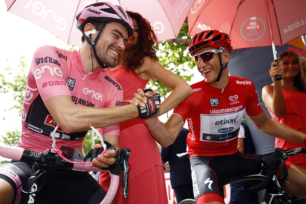 Tom Dumoulin (Giant-Alpecin) and Marcel Kittel (Etixx-QuickStep) shake hands on the stage 5 start line