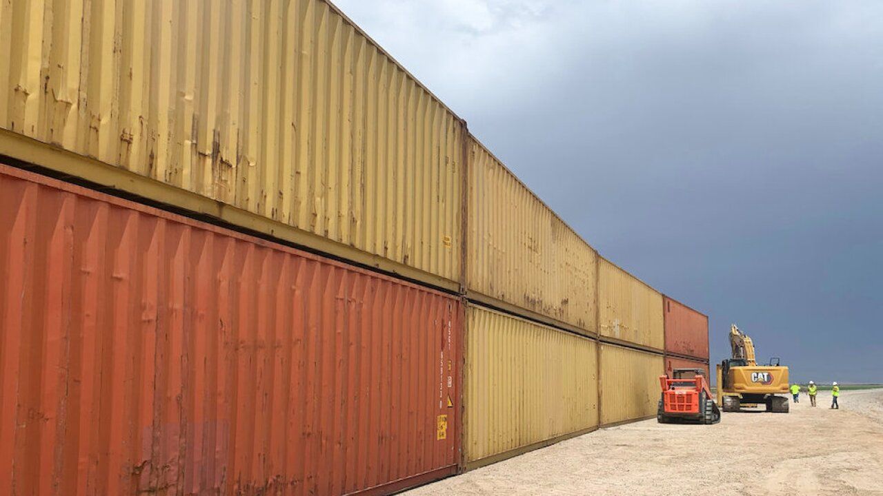 Shipping containers that will be used to block Arizona&amp;#039;s Mexican border. 