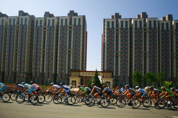 Riders in the shadow of Zhongwei city