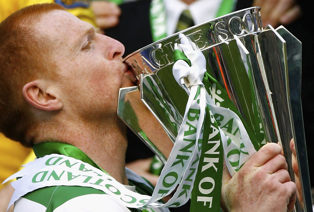 Neil Lennon of Celtic kisses the trophy after Celtic won the 2006/07 Scottish Premier League title