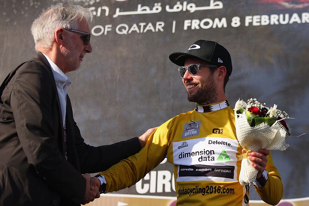 Tour of Qatar overall leader Mark Cavendish (Dimension Data) shakes hands with UCI President Brian Cookson