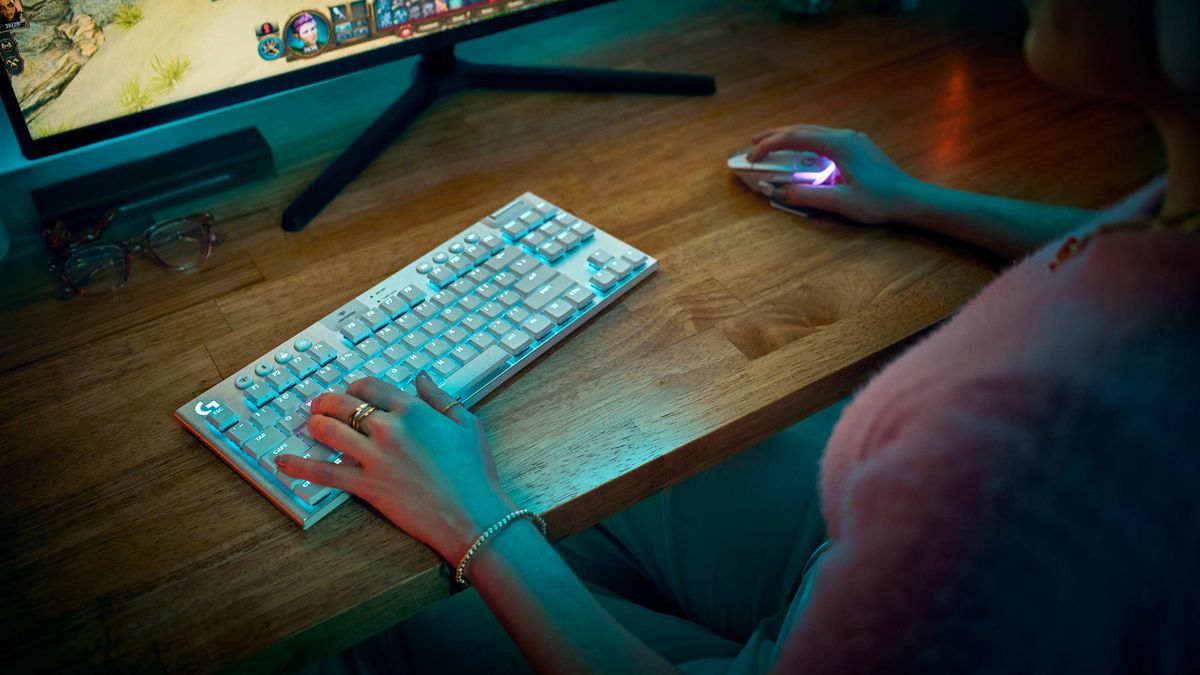 Image of the Logitech G915 X LIGHTSPEED gaming keyboard.