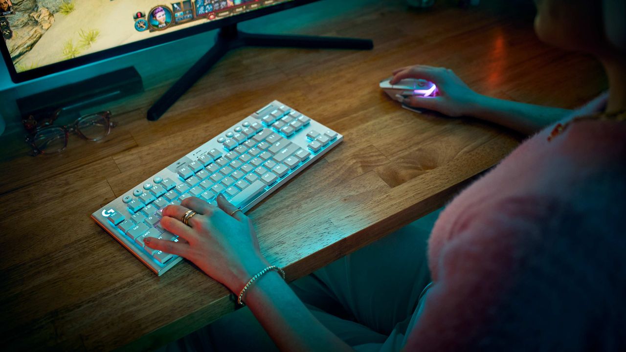 Image of the Logitech G915 X LIGHTSPEED gaming keyboard.