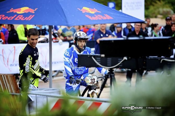 In the finish area was setted the hot spot for the winner of the prologue. This is the moment when Alex Cure takes the place of Jeremy Arnauld