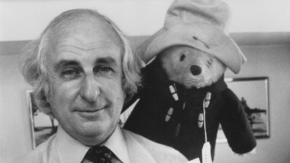 Author Michael Bond with Paddington Bear © Malcolm Clarke/Keystone/Hulton Archive/Getty Images