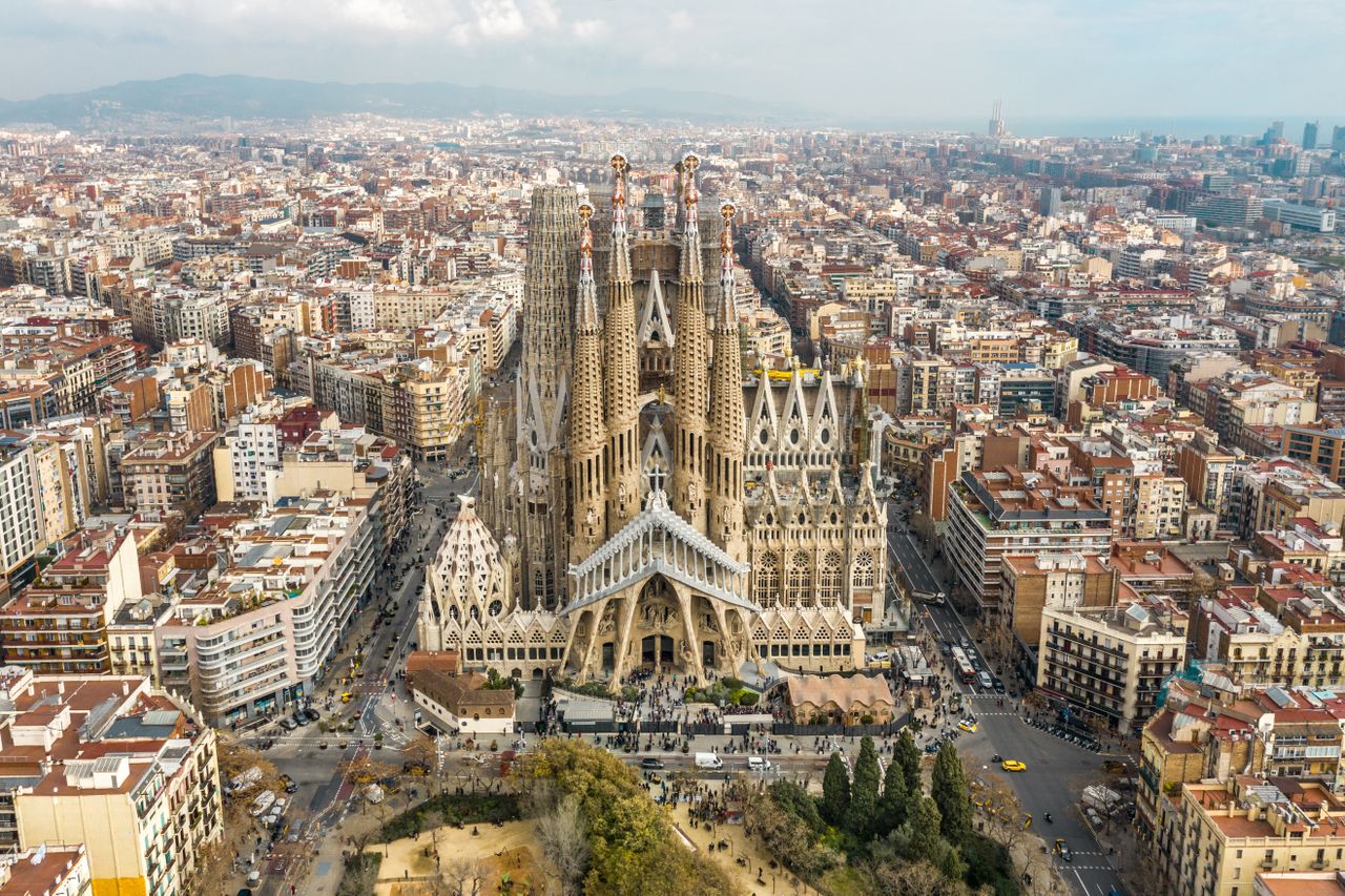 sagrada familia by antoni gaudi